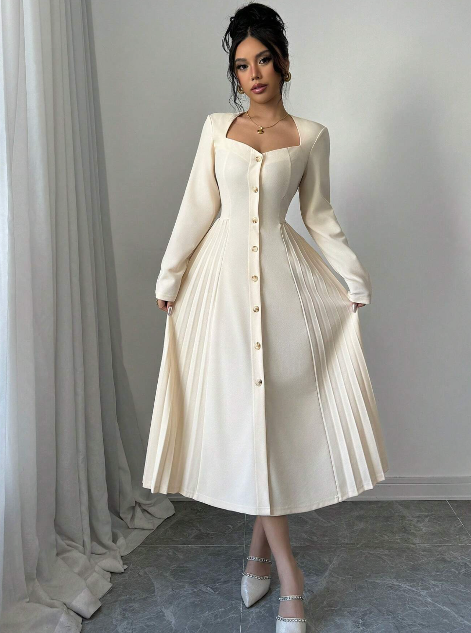 Robe élégante mi longue avec plis et décolleté en coeur