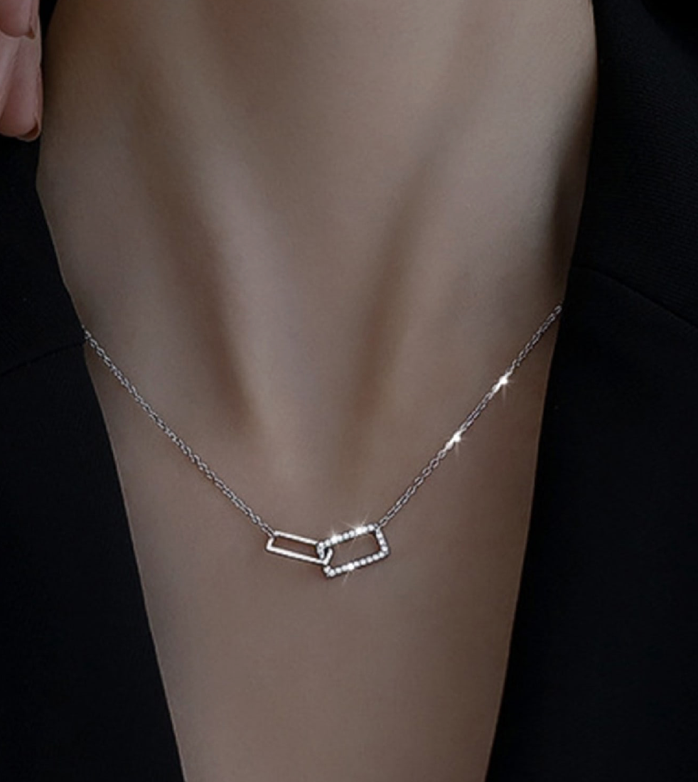 Collier en argent avec décor carré