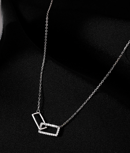 Collier en argent avec décor carré