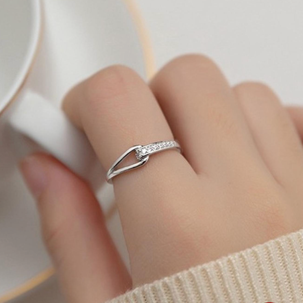 Bague en argent avec design élégant et tendance