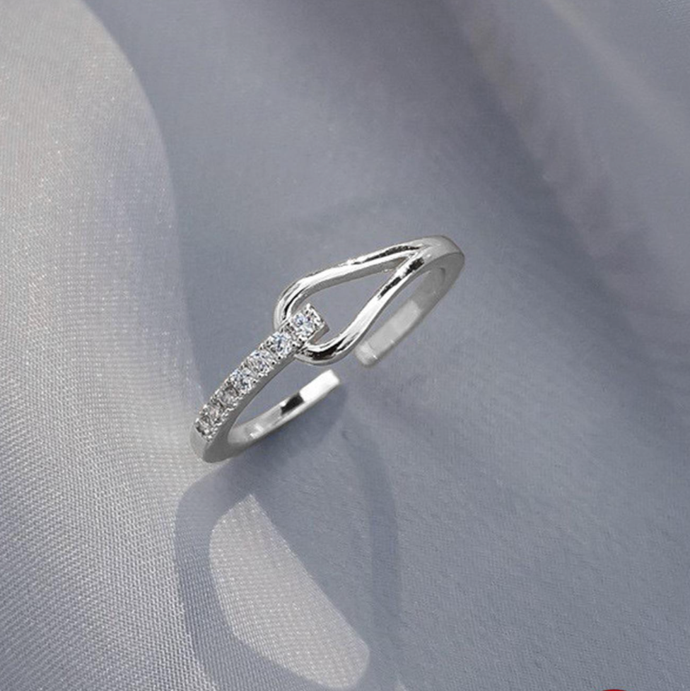 Anello in argento dal design elegante e di tendenza