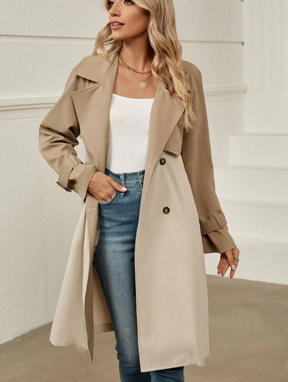 Trench elegante con cintura