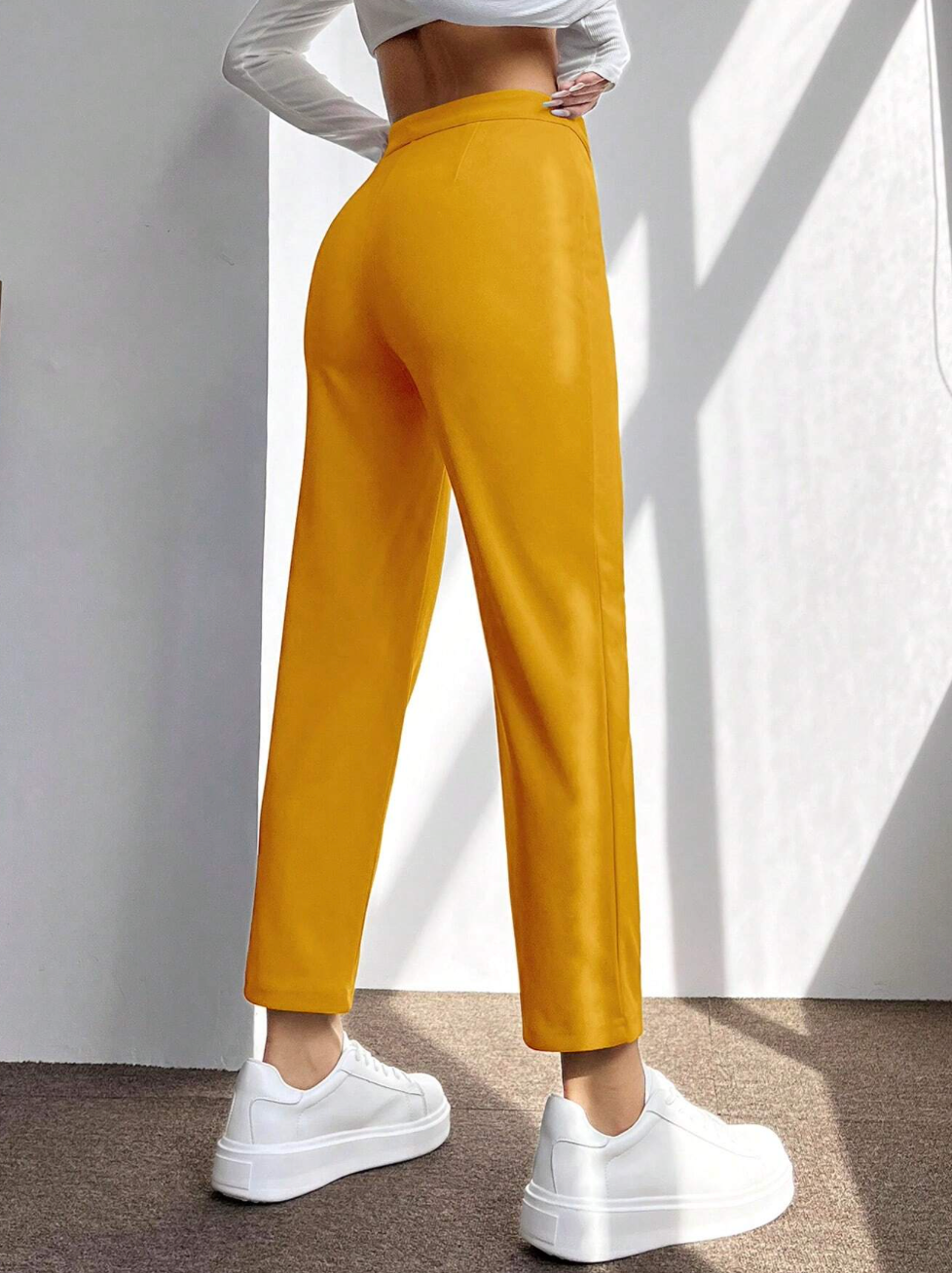 Pantalon taille haute avec couture en détail