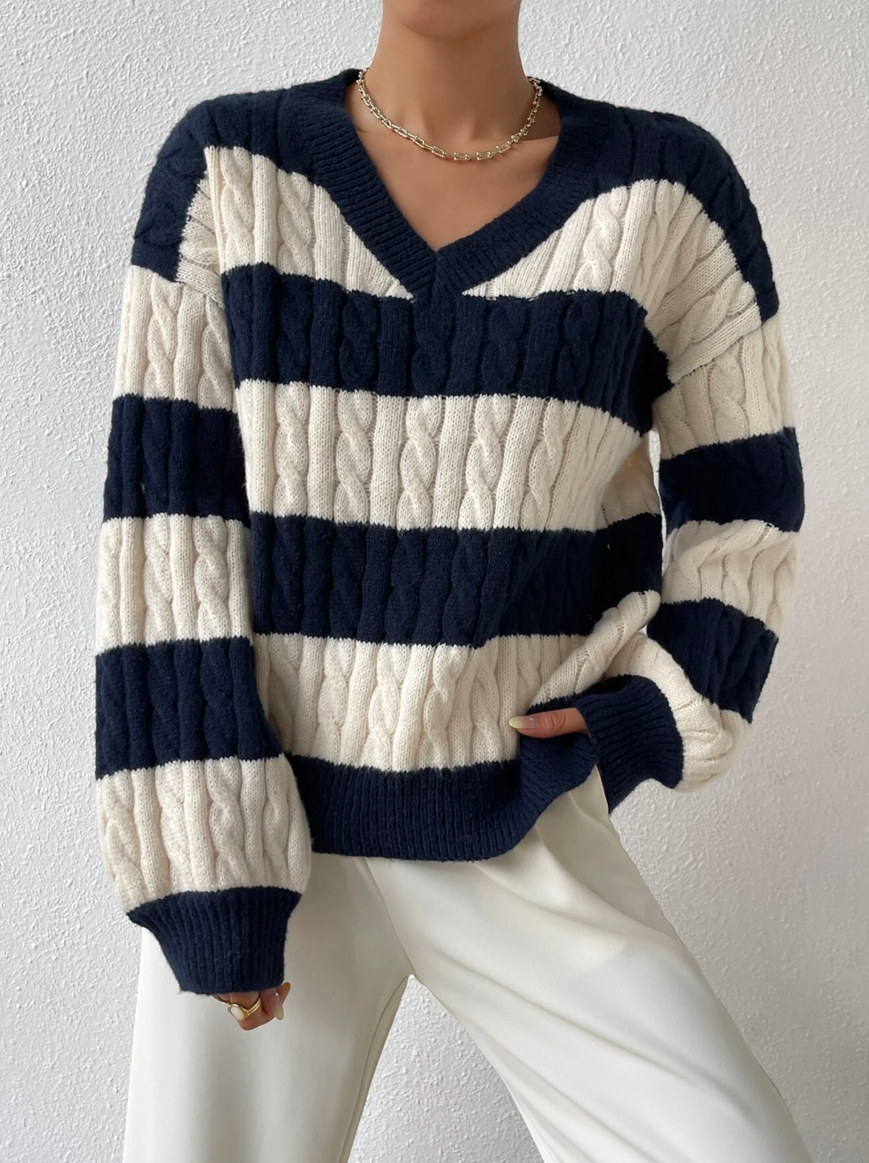 Stylischer geflochtener Strickpullover