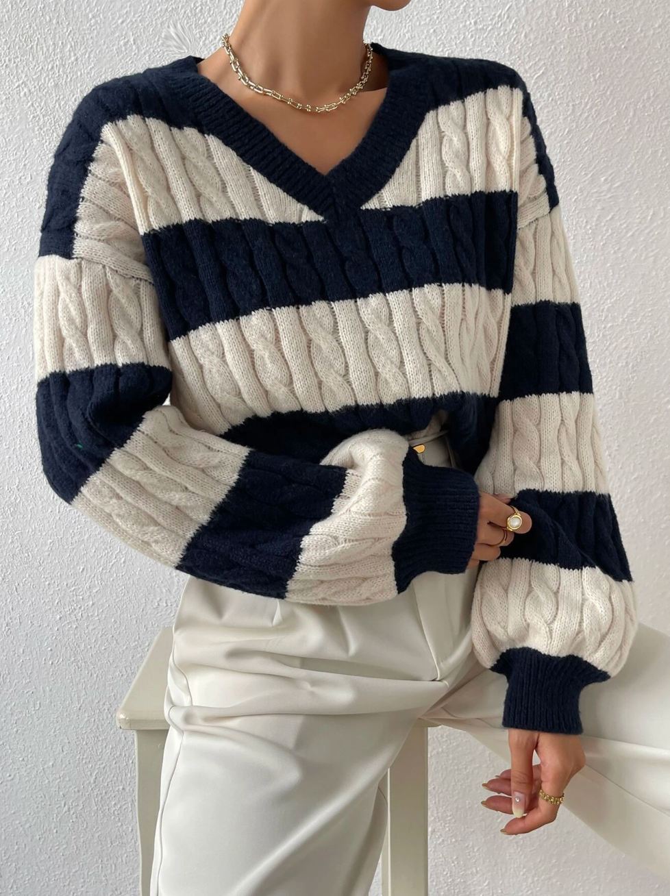 Stylischer geflochtener Strickpullover