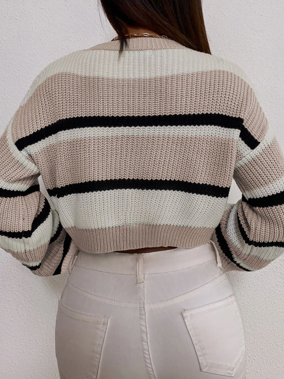 Kurzer Pullover mit farbigen Streifen