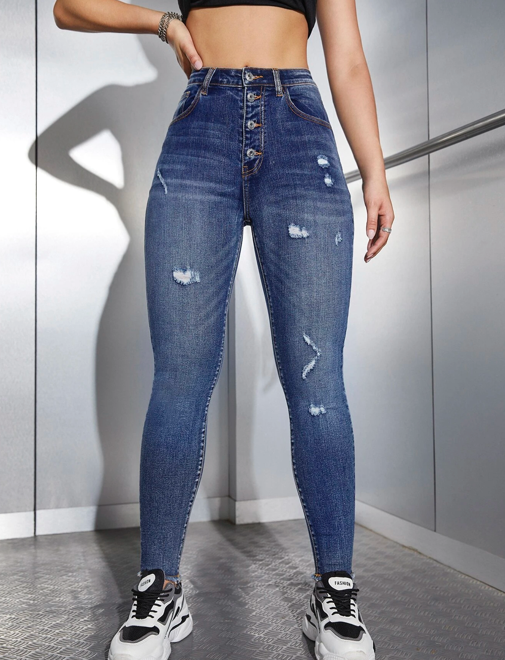 Jeans mit hoher Taille, drei Knöpfen und Rissen