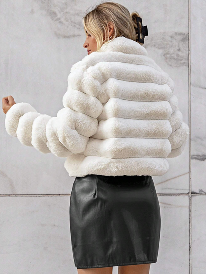 Manteau élégant court pelucheux