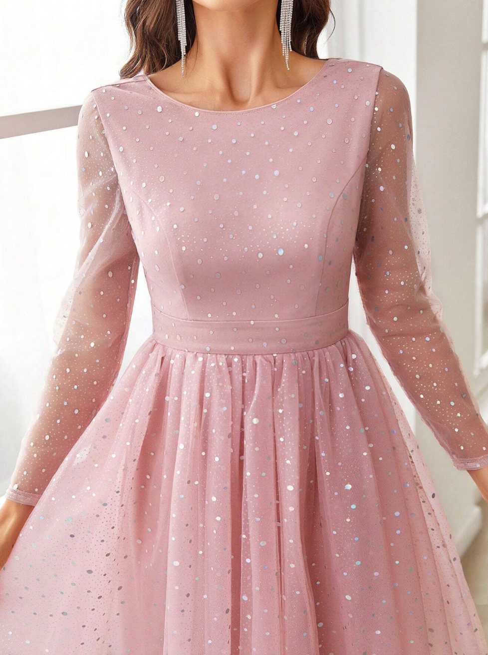 Robe courte de cérémonie avec manches et strass