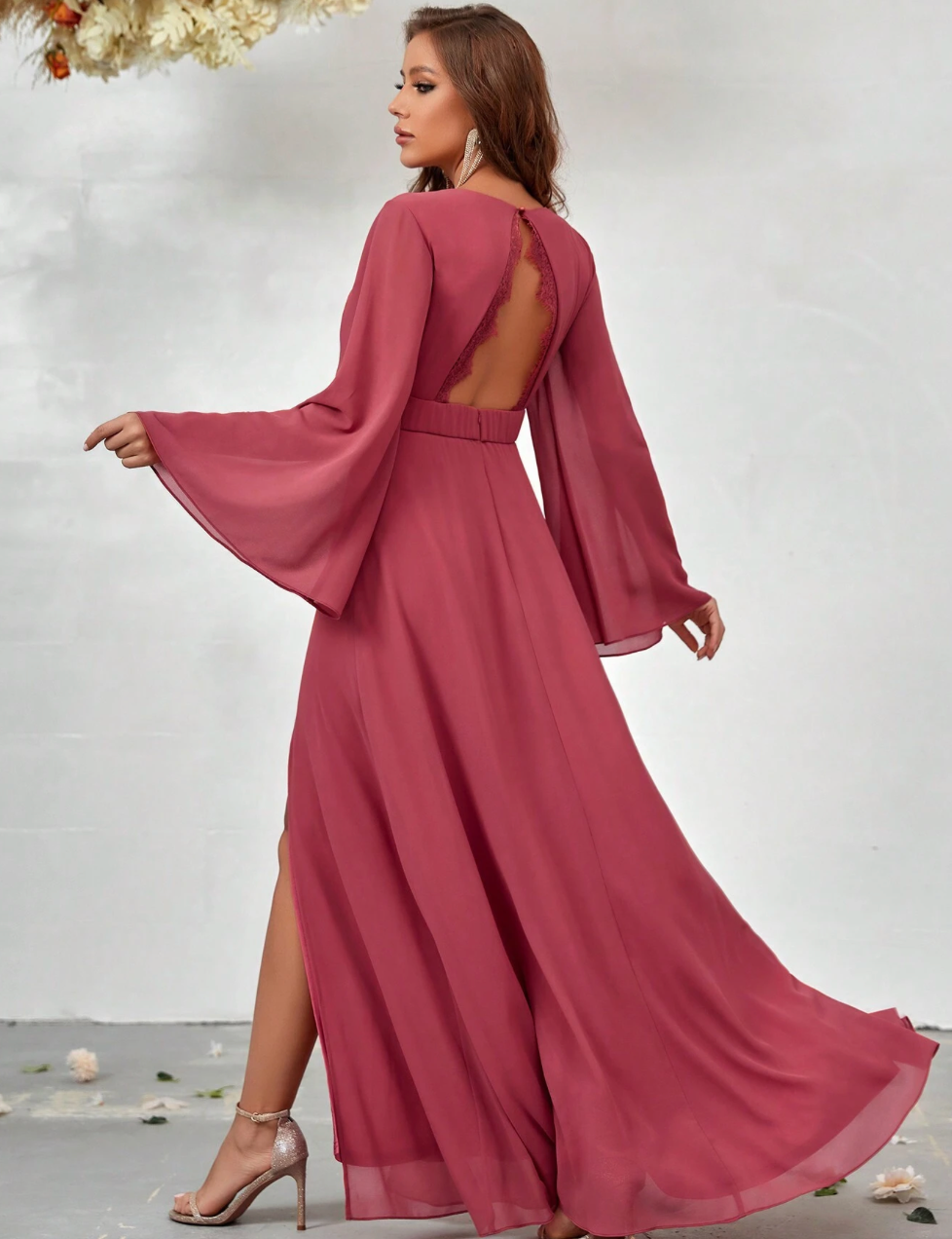 Robe de cérémonie avec décolleté et manches volantes