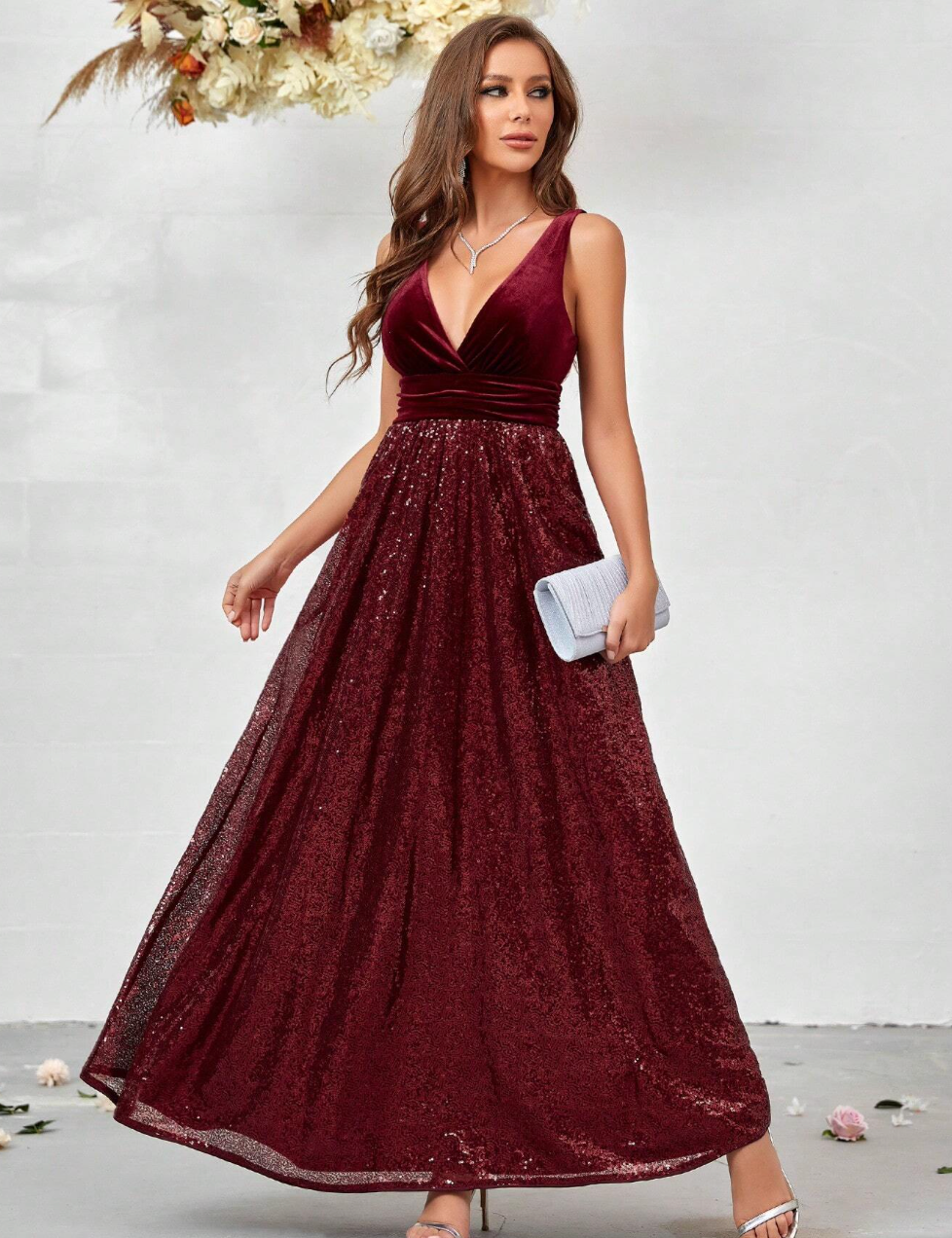 Robe de cérémonie longue avec décolleté et paillettes