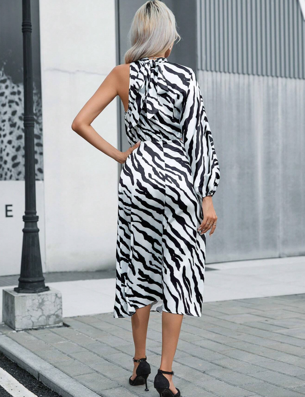 Elegantes Kleid mit Zebrastreifen und freier Schulter