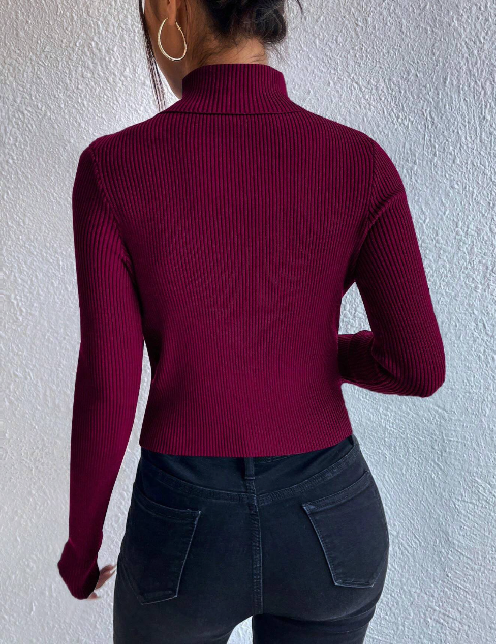 Gerippter Pullover mit Rollkragen und Perlendetail