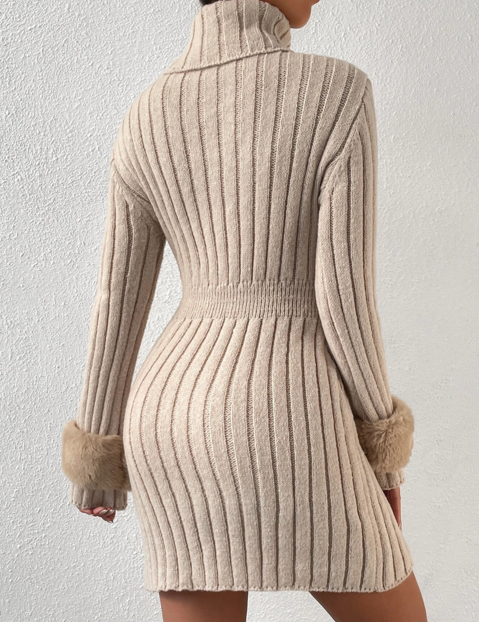 Robe en tricot côtelé avec col roulé