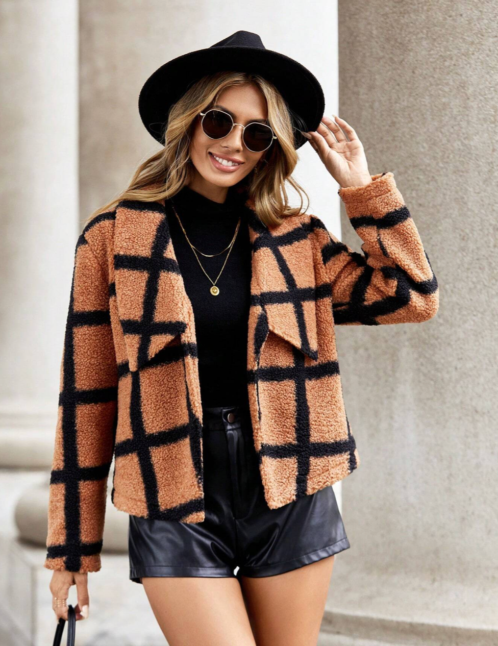 Cappotto corto peloso con fantasia check