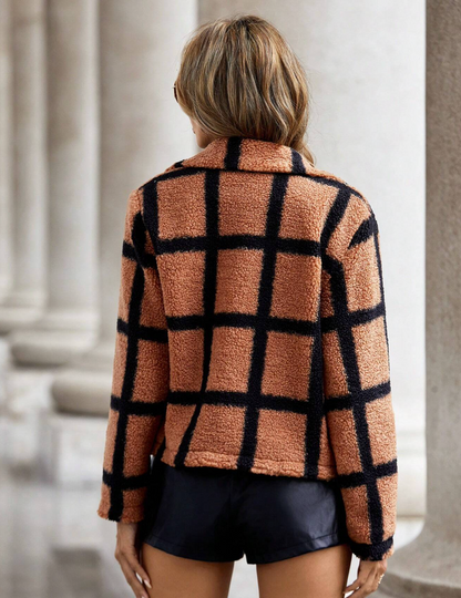 Manteau court pelucheux avec motif à carreaux