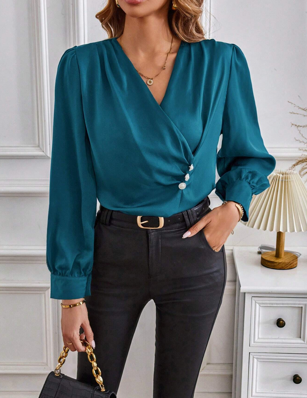 Bluse mit Knöpfen und Wickeldetail