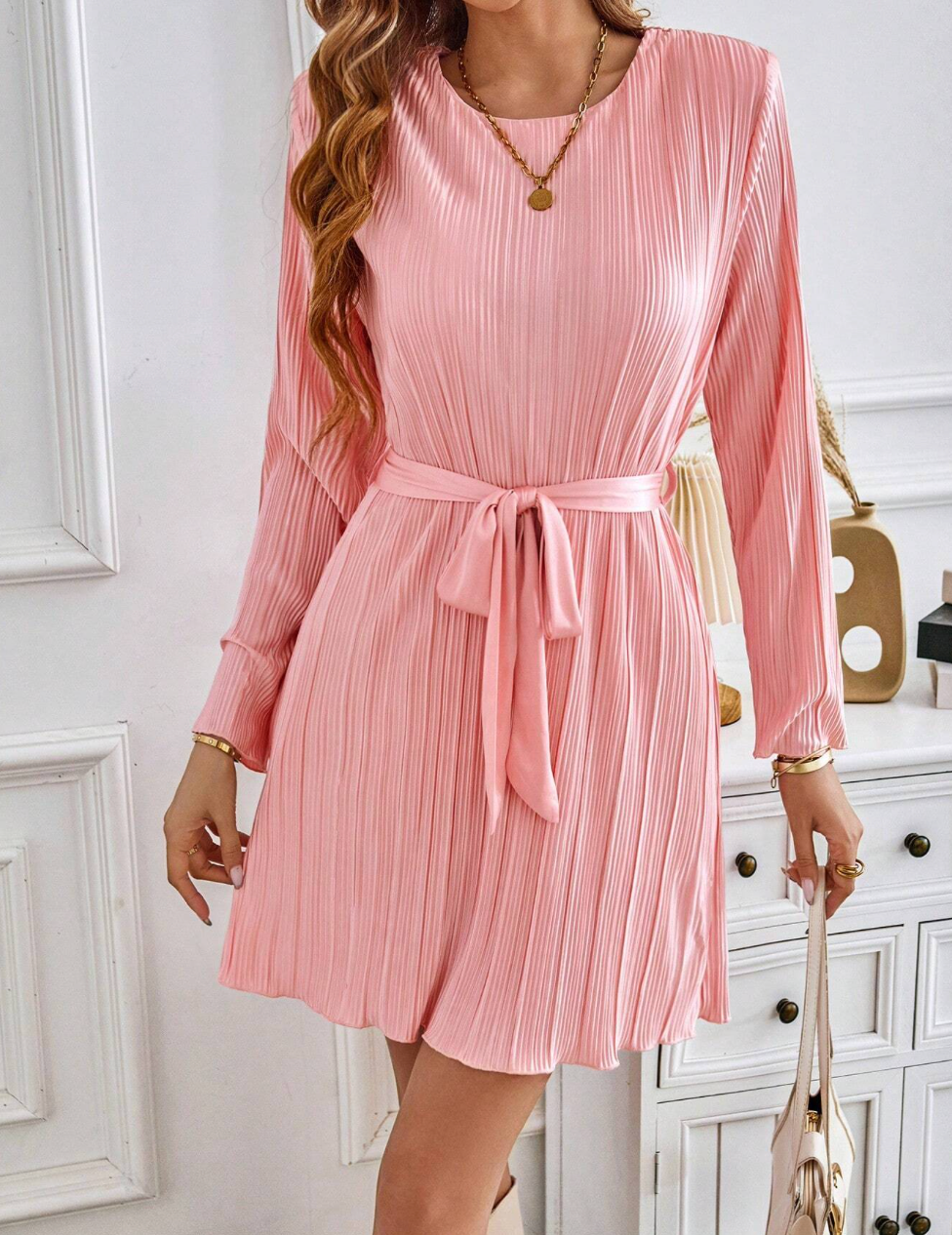 Robe plissée avec ceinture