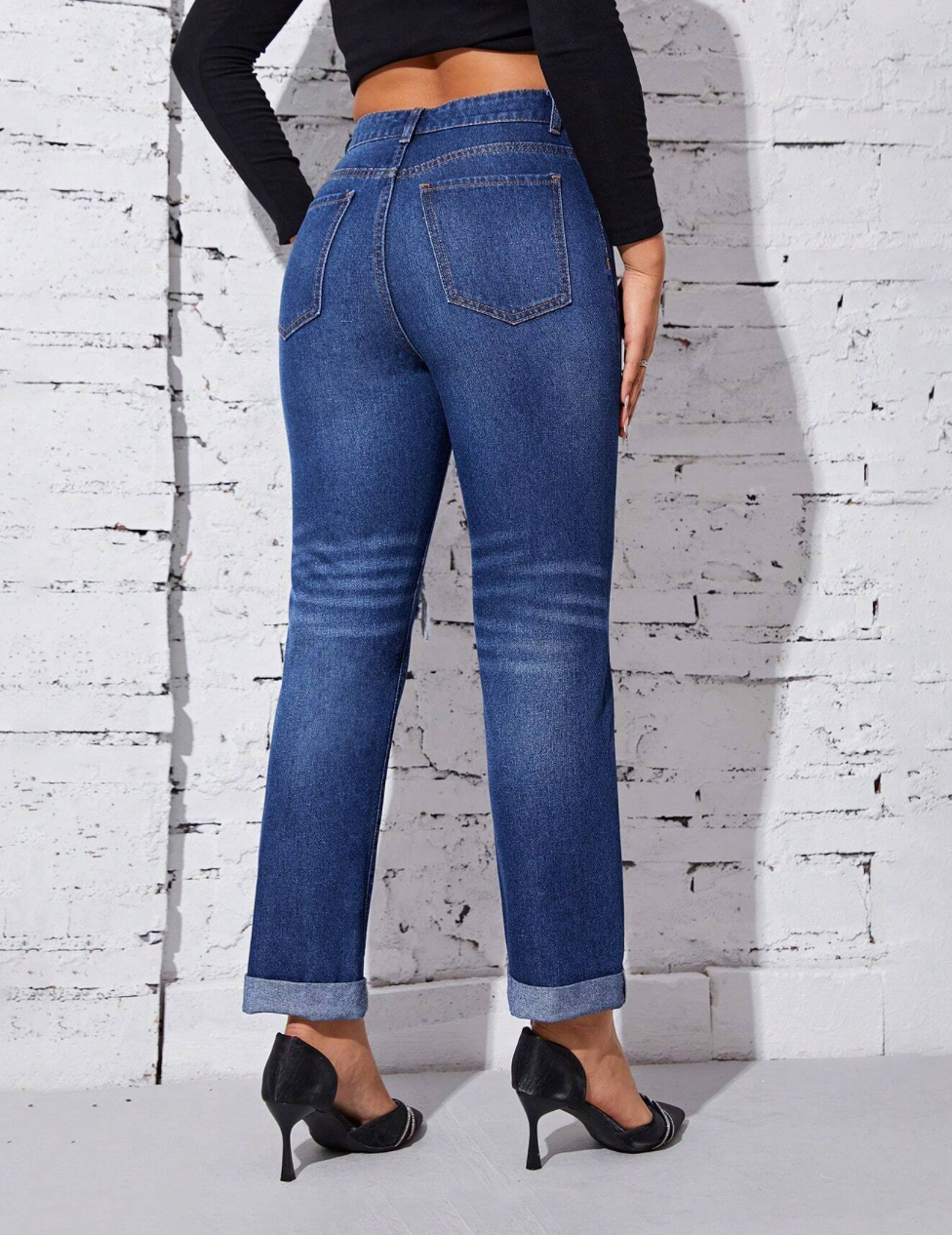 Jeans eleganti con strappo e vita alta