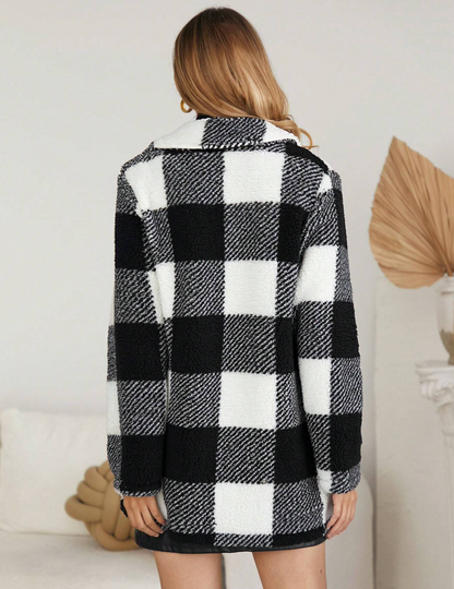 Manteau avec motif à carreaux pelucheux