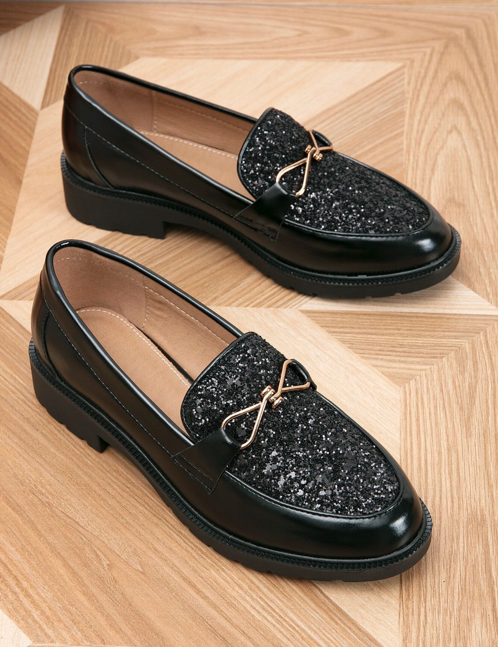 Mocassins plats avec paillettes et décor métallique