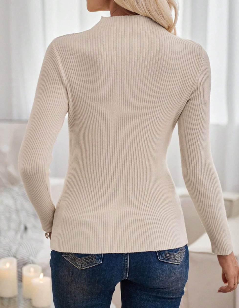 Eleganter Pullover mit vorderem Ausschnitt und hohem Kragen