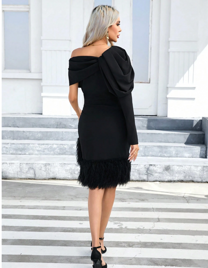 Robe moulante avec col asymétrique et franges