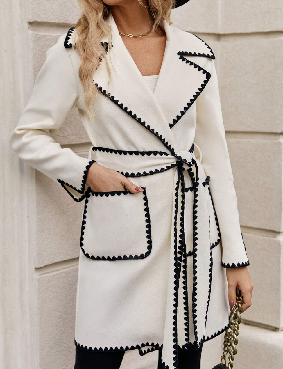 Cappotto elegante con collo a revers e cintura