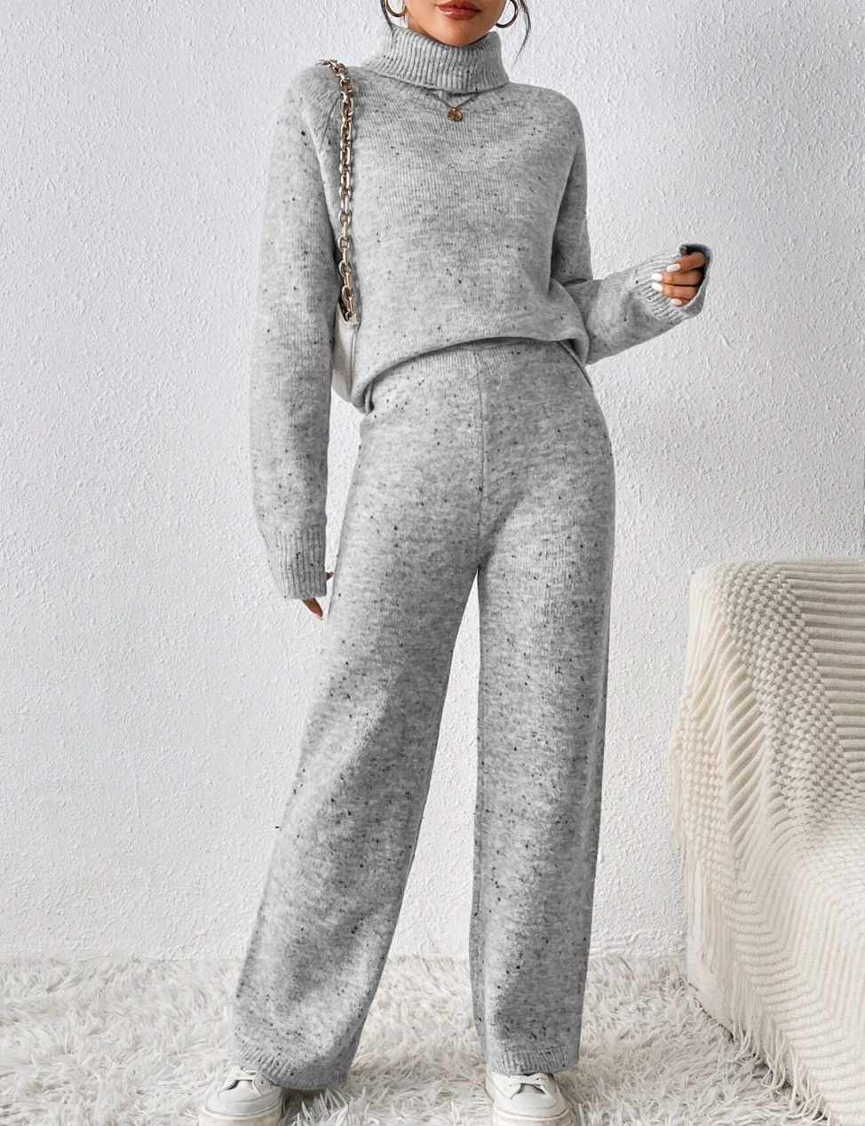 Set aus Rollkragenpullover und Hose