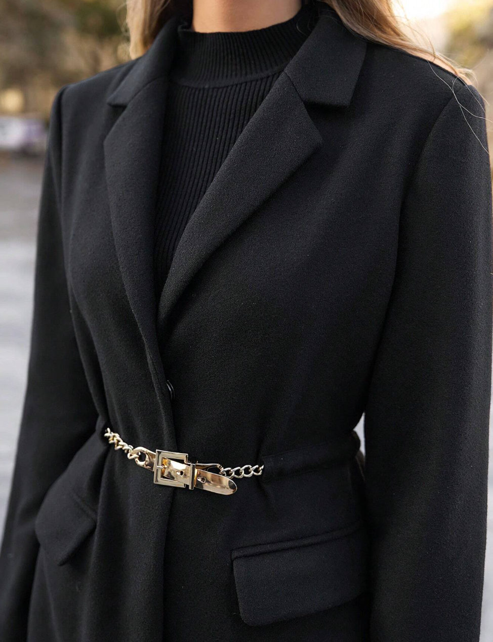 Manteau avec ceinture et bouton à l'avant