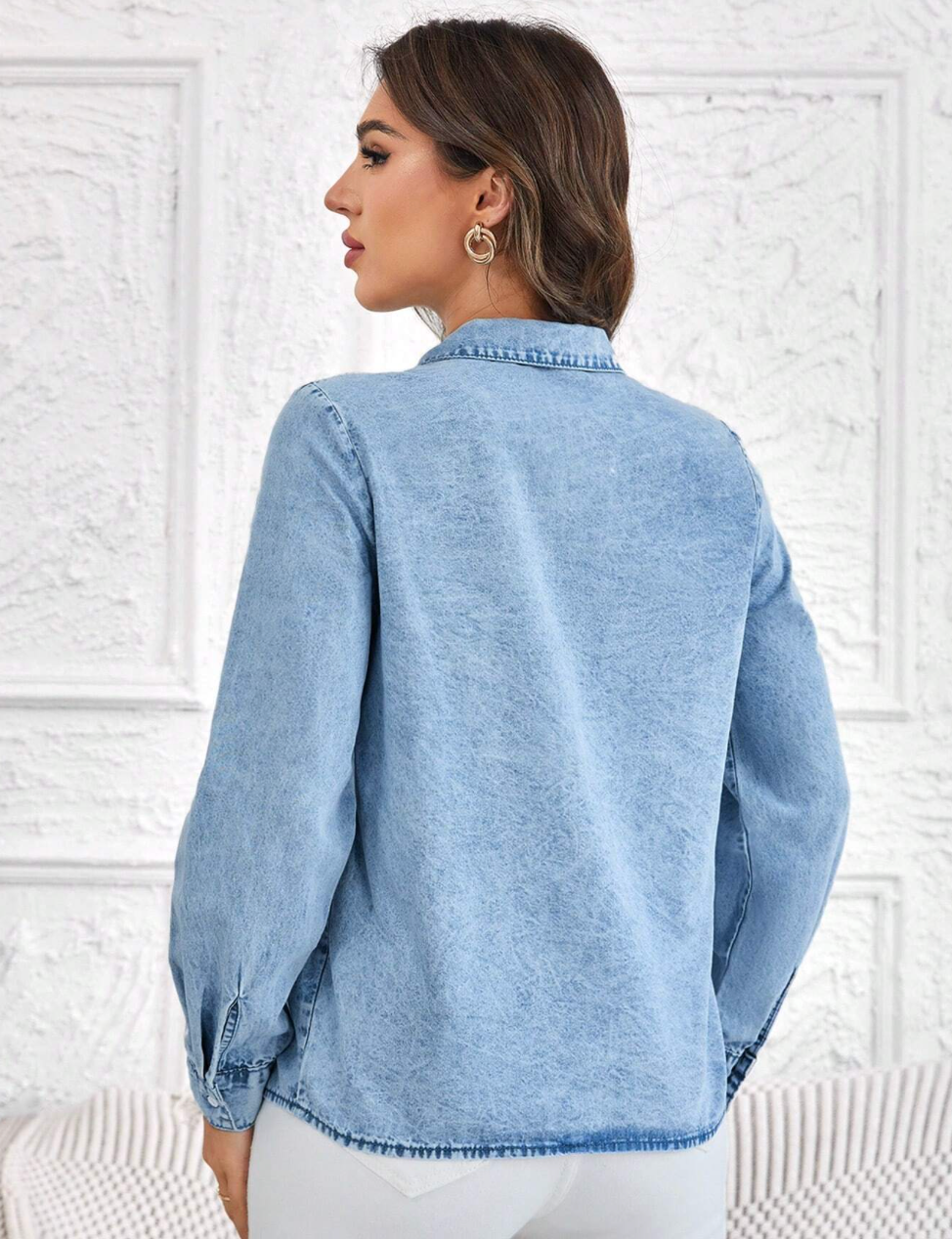 Blouse en jeans avec décolleté en V