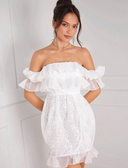 Robe élégante avec broderie florale