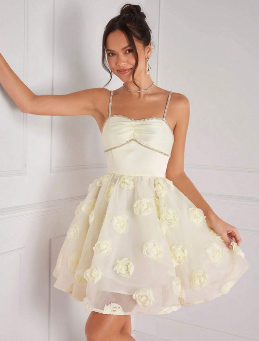 Robe élégante avec application florale et strass