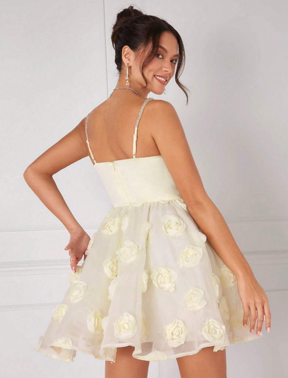 Robe élégante avec application florale et strass