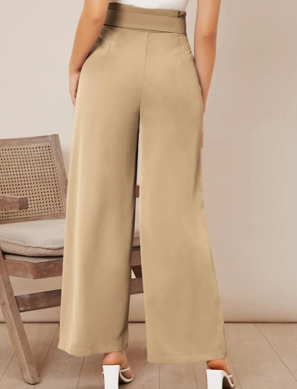 Pantalon élégant avec ceinture et jambe large