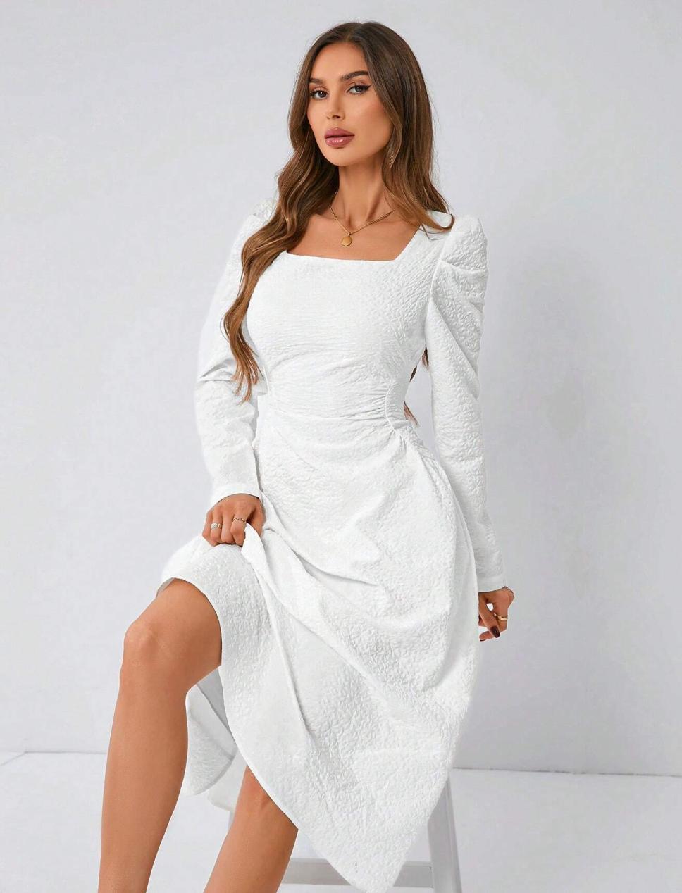 Robe élégante avec manches bouffantes et ceinturé