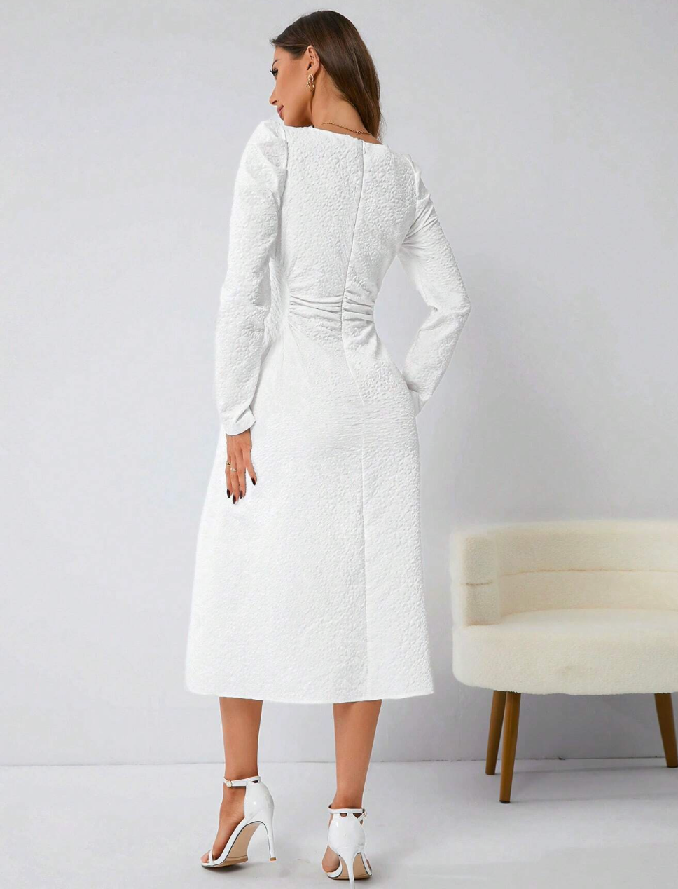 Robe élégante avec manches bouffantes et ceinturé