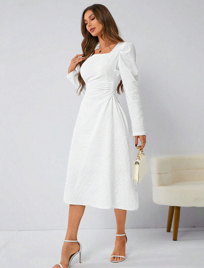 Robe élégante avec manches bouffantes et ceinturé