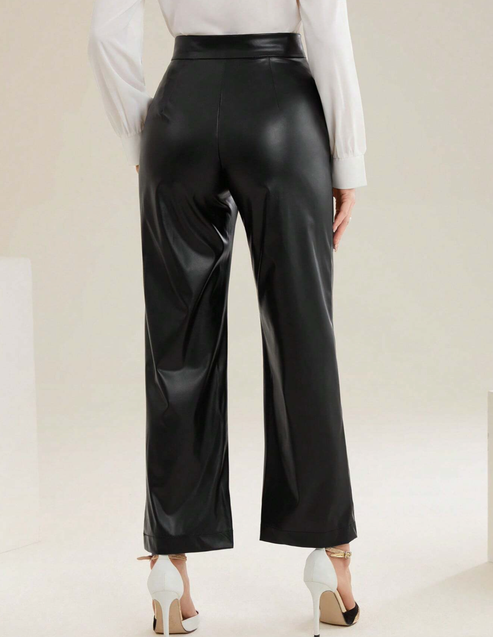 Pantalon avec jambe évasé et taille haute en simili cuir