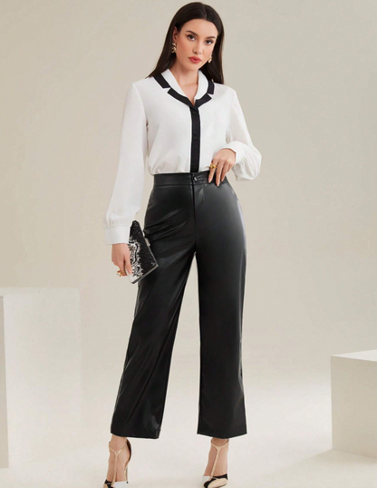 Pantalon avec jambe évasé et taille haute en simili cuir