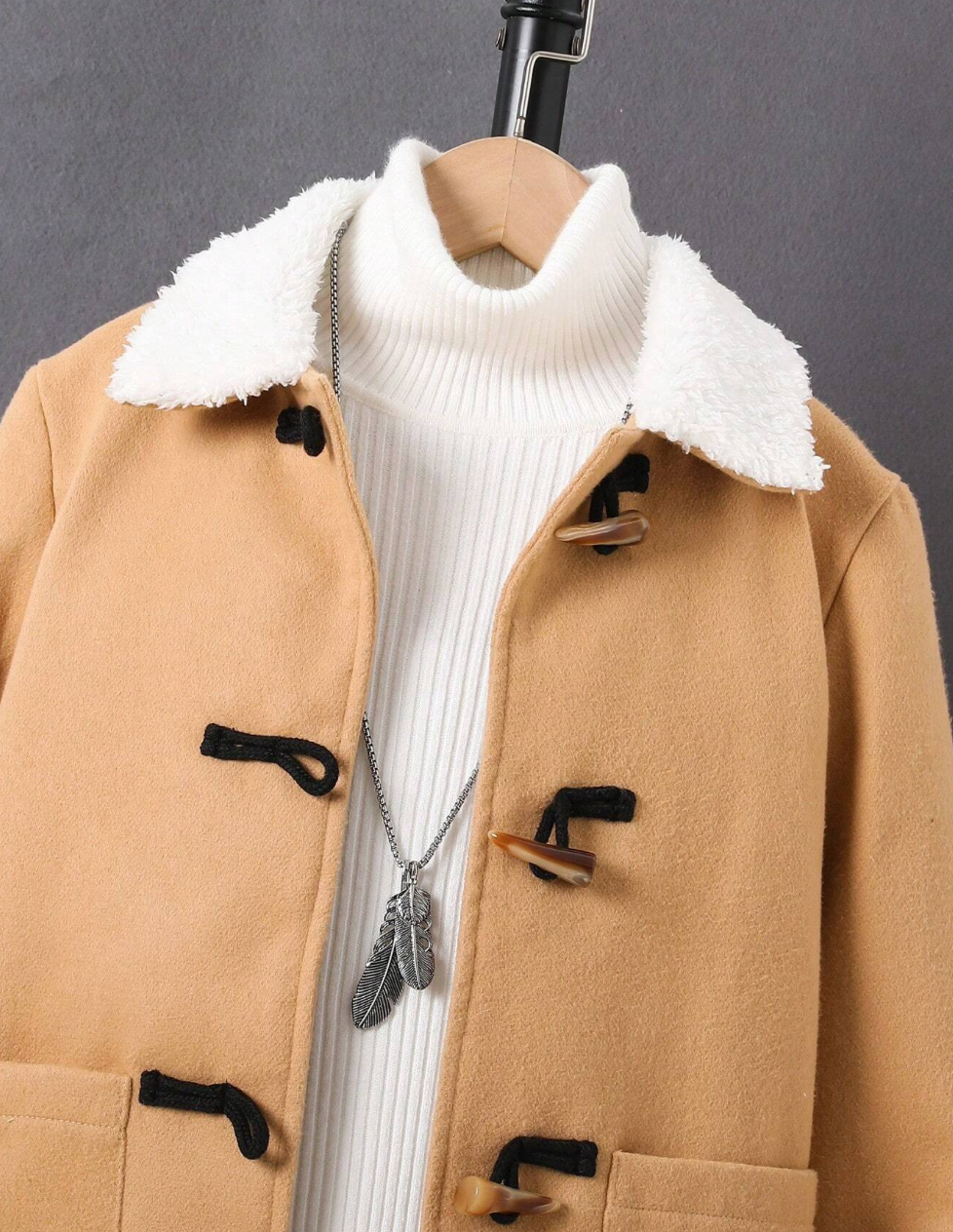 Manteau élégant avec détails fermeture et col pelucheux