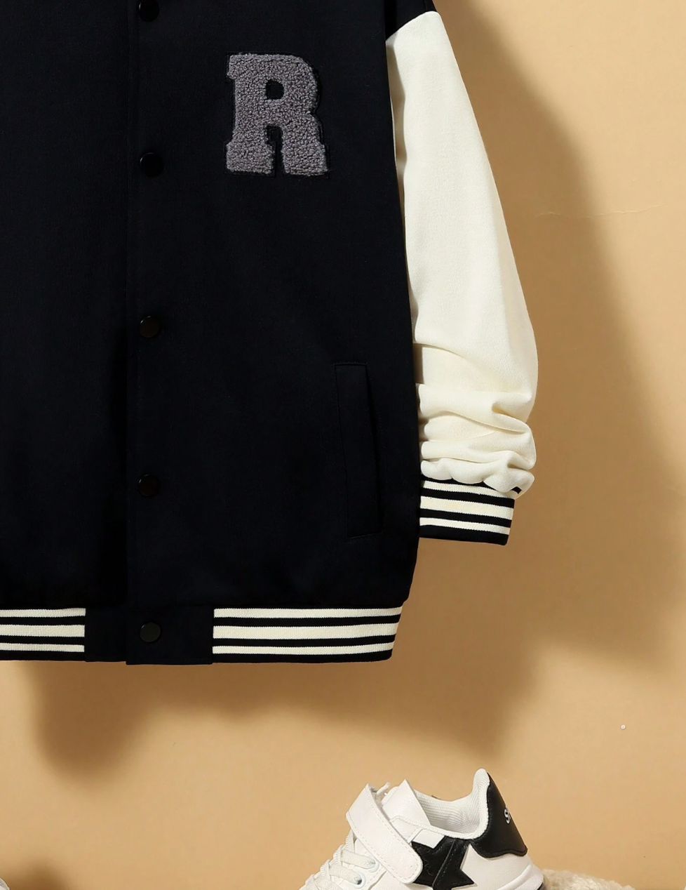 Jacket avec capuche et lettre graphique