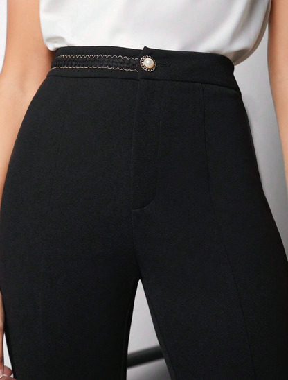 Pantalon taille haute avec décorations de chaînes