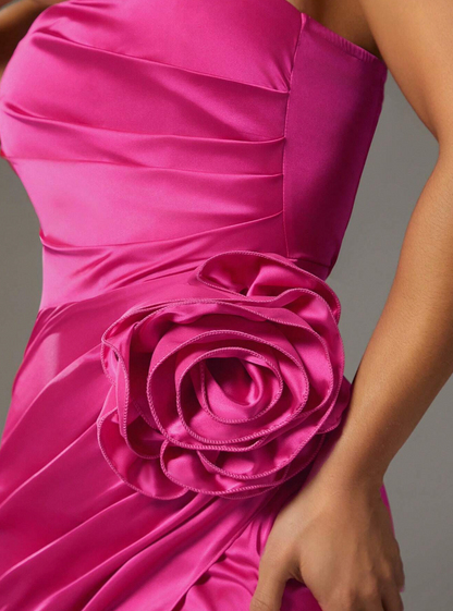 Robe élégante avec application florale en satin