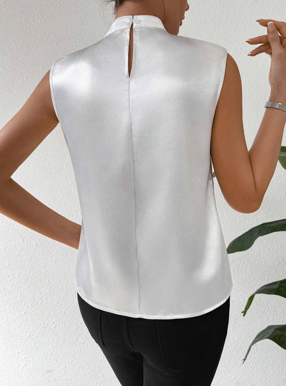 Blouse élégante en satin avec application en strass