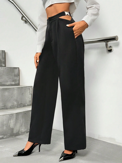 Pantalon classique avec ceinture en métal découpée