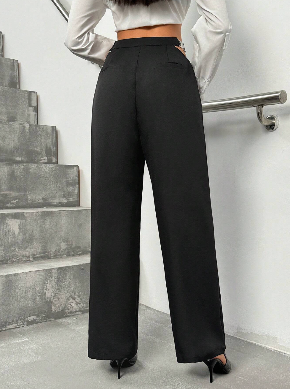 Pantalon classique avec ceinture en métal découpée