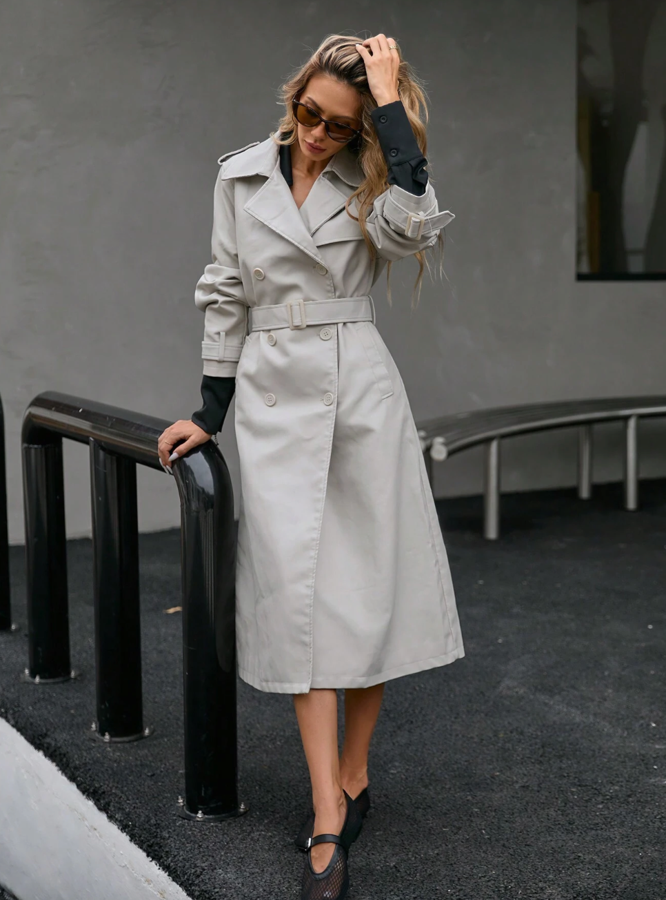 Trench-coat élégant en similicuir avec ceinture