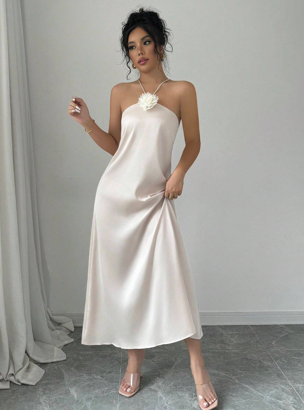 Robe élégante en satin avec détail floral