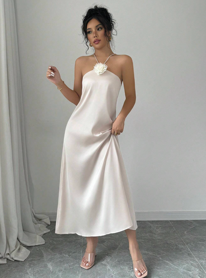 Robe élégante en satin avec détail floral